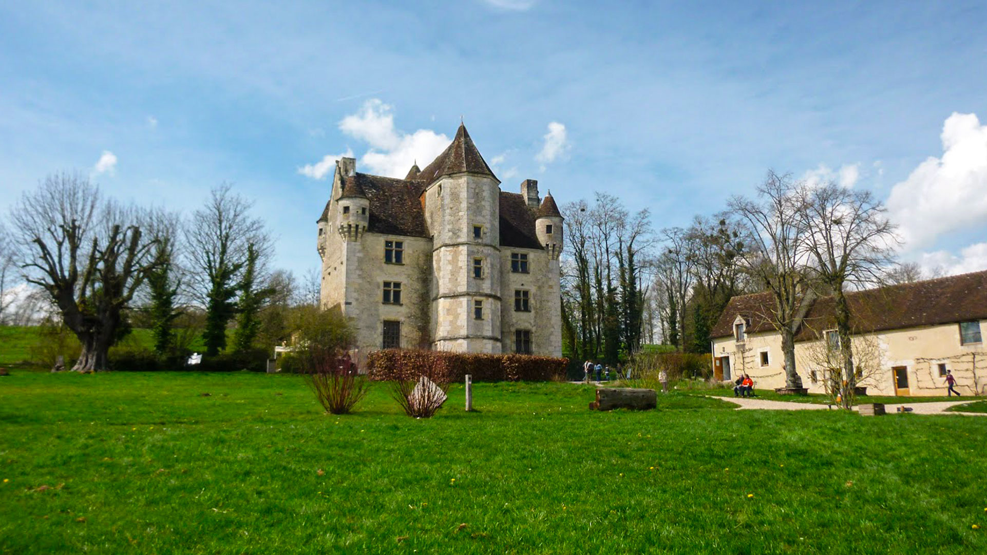 La Petite Gaulardiere: LES ENVIRONS, Manoir de Courboyer