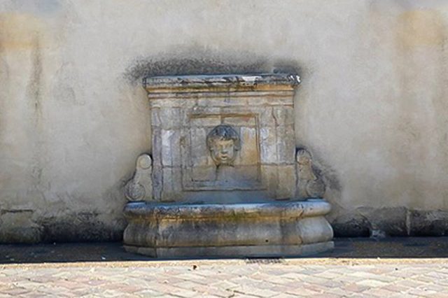 Noce-la-fontaine-de-la-place-du-village