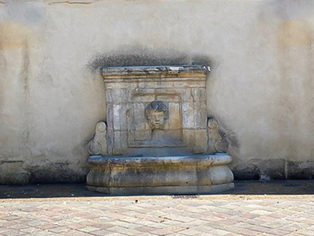 Noce-la-fontaine-de-la-place-du-village